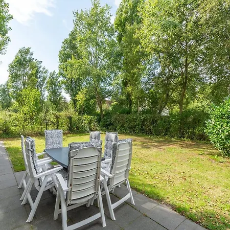 By In Ooghduyne Villa *