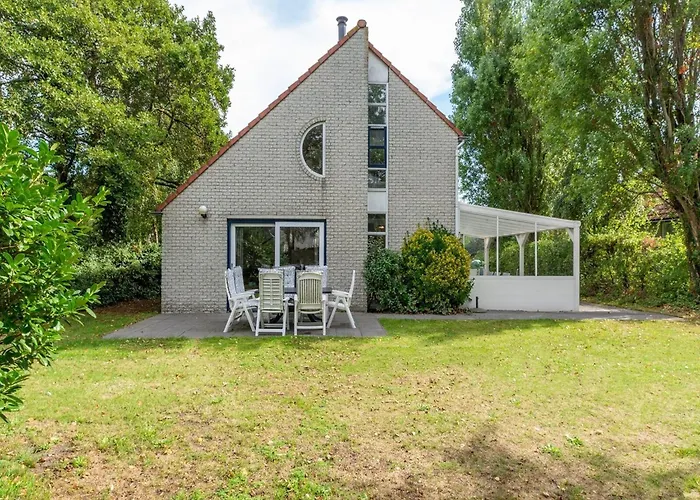 By In Ooghduyne Villa *